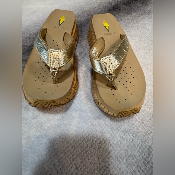VOLATILE Women's‎ Neville Gold Metallic Comfy Thong Wedge Sandals Shoes 7 - Picture 5 of 8